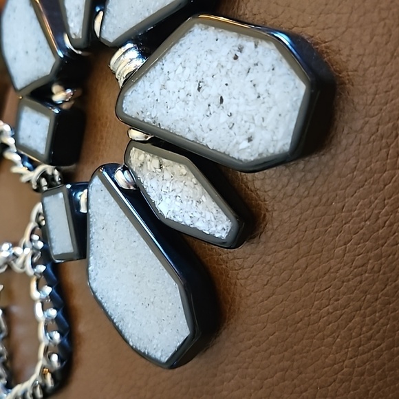 VTG Two-tone Geometric Atomic Mod Resin Statement Ribbon Chain Necklace - Picture 4 of 6